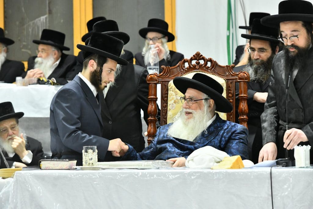 בטיש היארצייט 50 בחורי צאנז נבחנו על 600 דפים • גלריה בטיש היארצייט 50 בחורי צאנז נבחנו על 600 דפים • גלריה