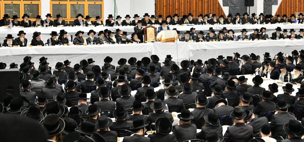 בטיש היארצייט 50 בחורי צאנז נבחנו על 600 דפים • גלריה בטיש היארצייט 50 בחורי צאנז נבחנו על 600 דפים • גלריה