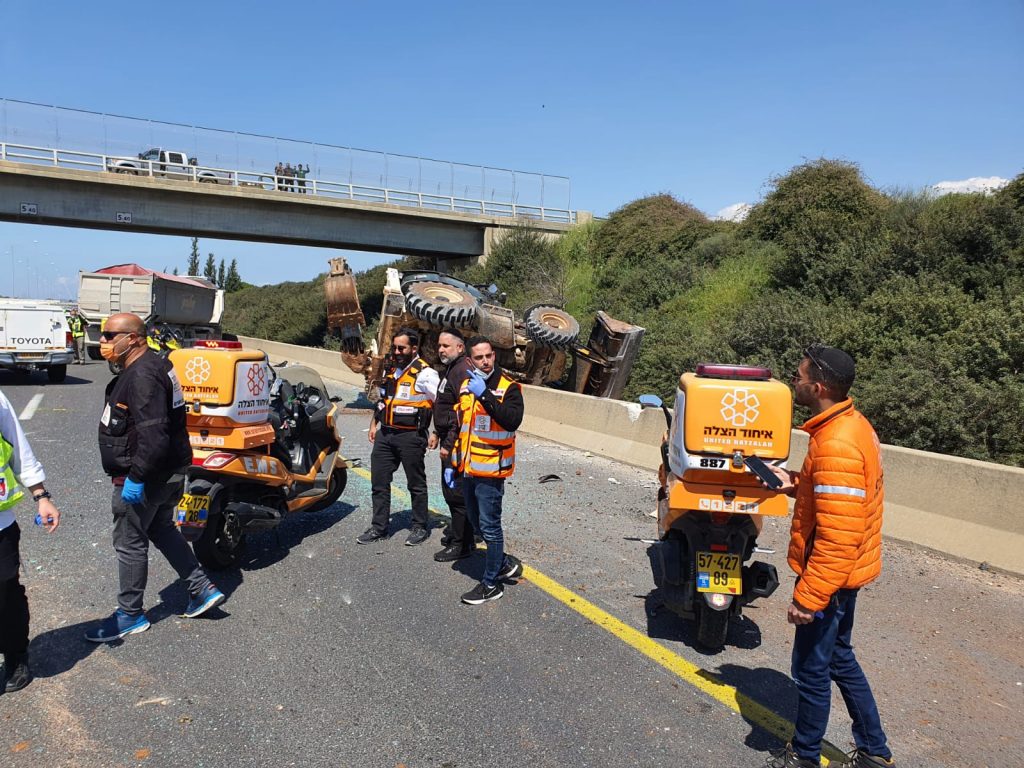 כביש 6: שני נפגעים בהתהפכות טרקטור