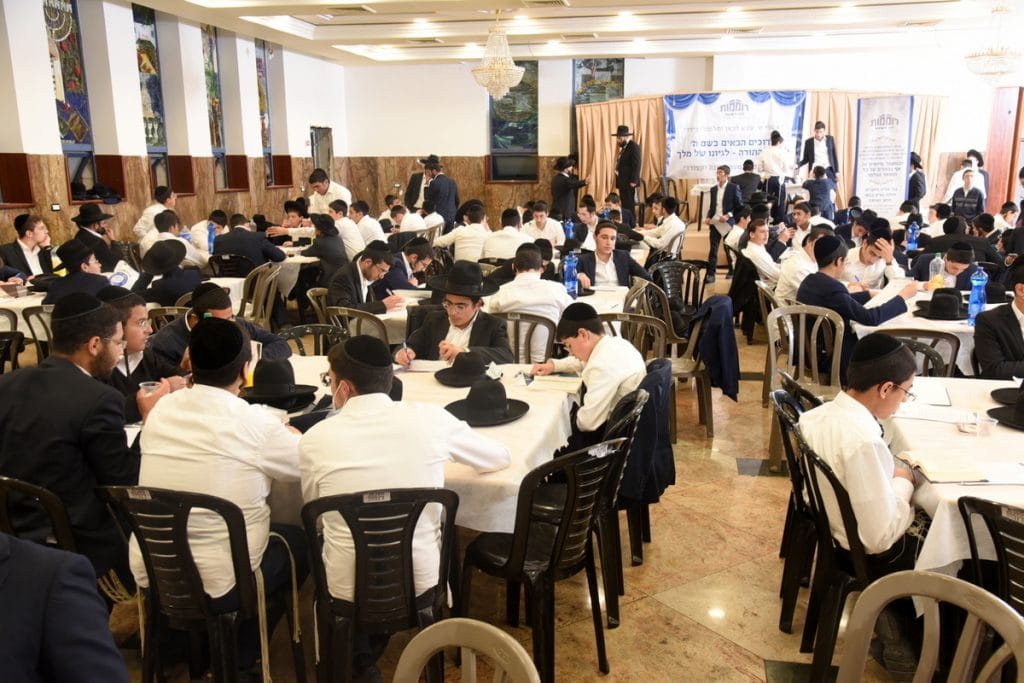 מה גרם לראש הישיבה לצאת לראשונה מביתו?