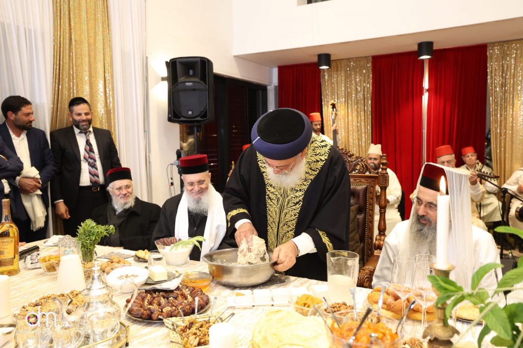 הגרש"מ עמאר ערך את המימונה ובחש בבצק צפו