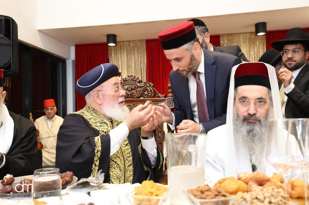 הגרש"מ עמאר ערך את המימונה ובחש בבצק צפו