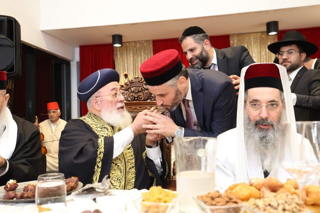 הגרש"מ עמאר ערך את המימונה ובחש בבצק צפו