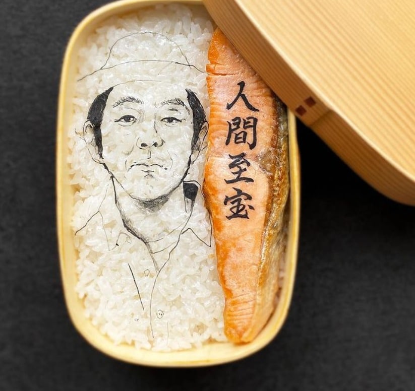 ציירת מוכשרת מהירושימה, יפן, מצייר דמויות מוכרות על אורז לבן.