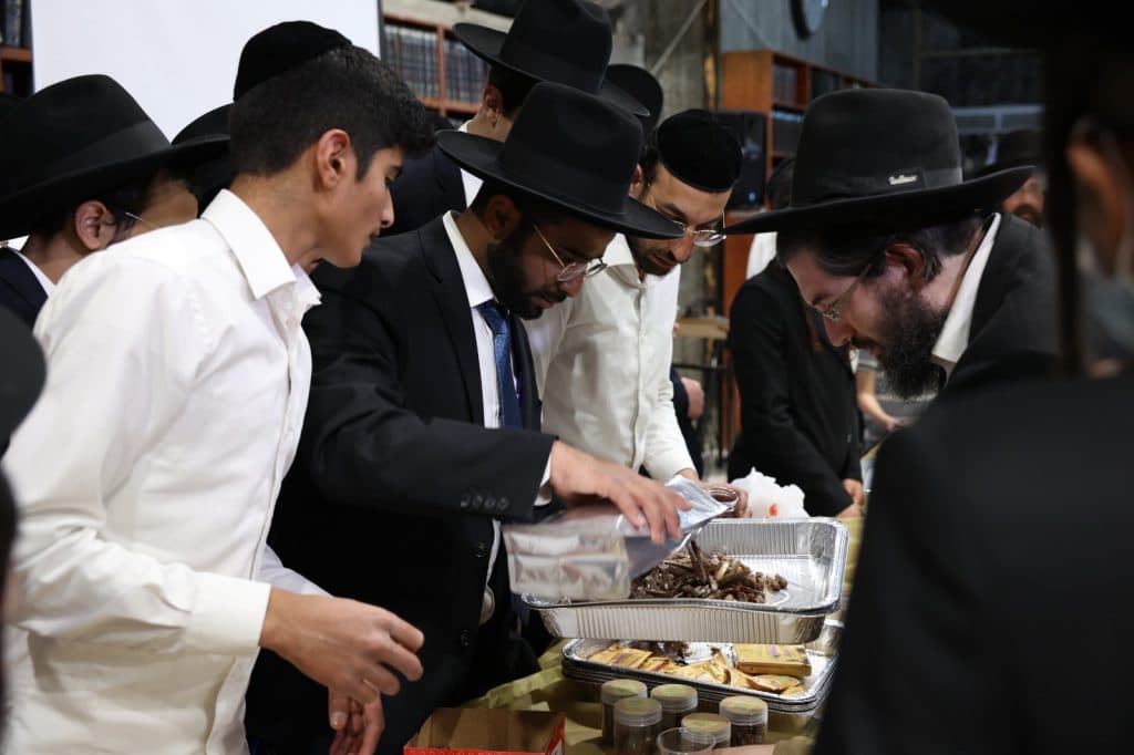 צפו: כך אוכלים חגב כשר למהדרין