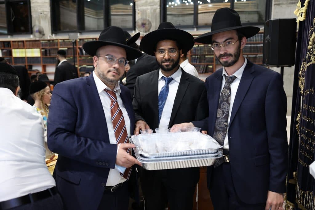 צפו: כך אוכלים חגב כשר למהדרין