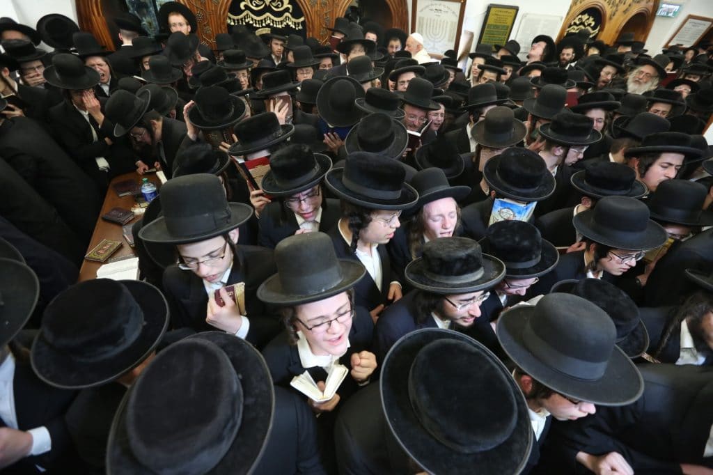 קהילת הפרושים מתפללים במערת רשבי במירון