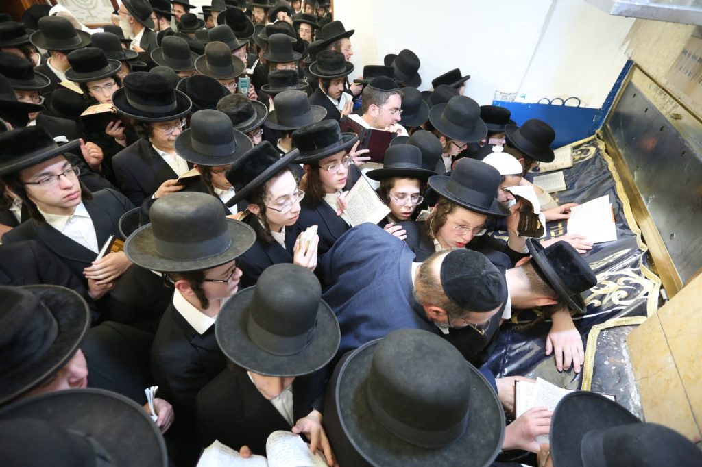 קהילת הפרושים מתפללים במערת רשבי במירון