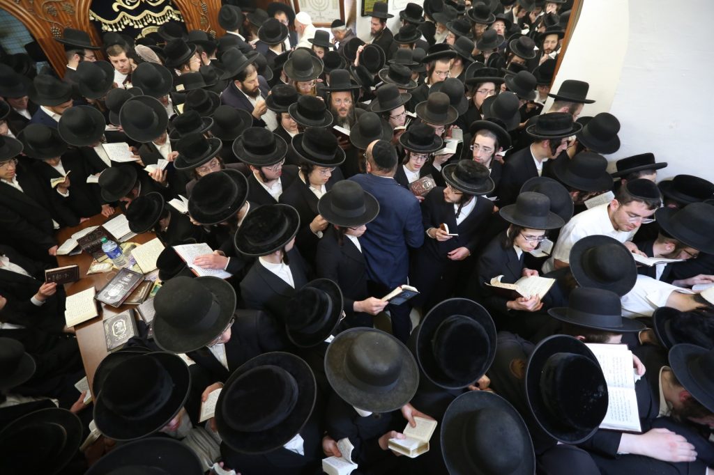 קהילת הפרושים מתפללים במערת רשבי במירון