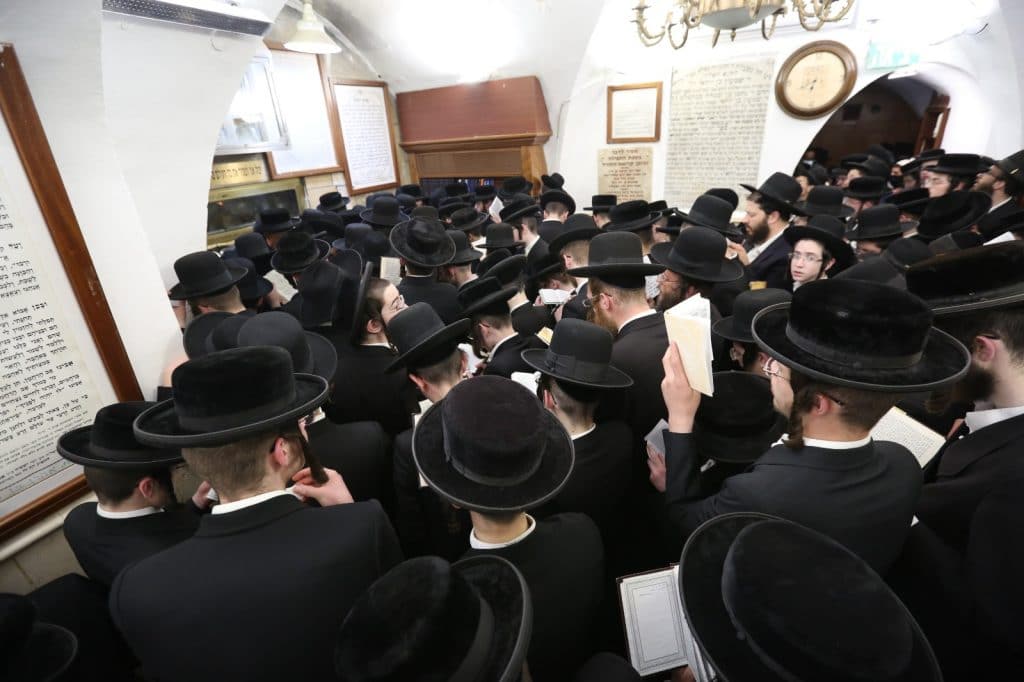 קהילת הפרושים מתפללים במערת רשבי במירון