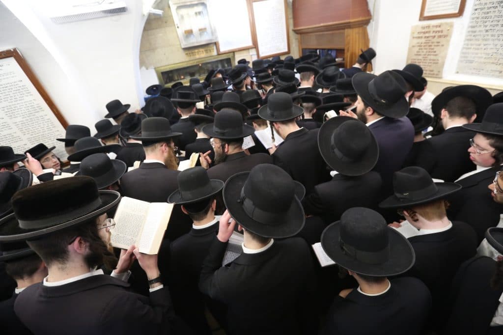 קהילת הפרושים מתפללים במערת רשבי במירון