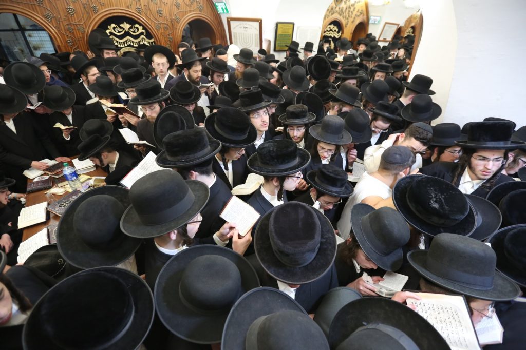 קהילת הפרושים מתפללים במערת רשבי במירון