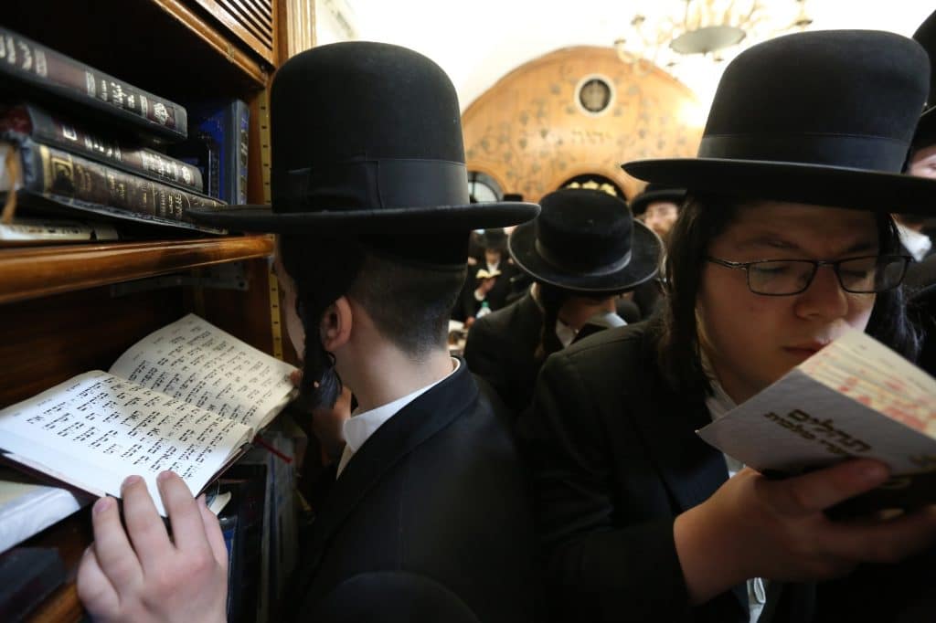 קהילת הפרושים מתפללים במערת רשבי במירון