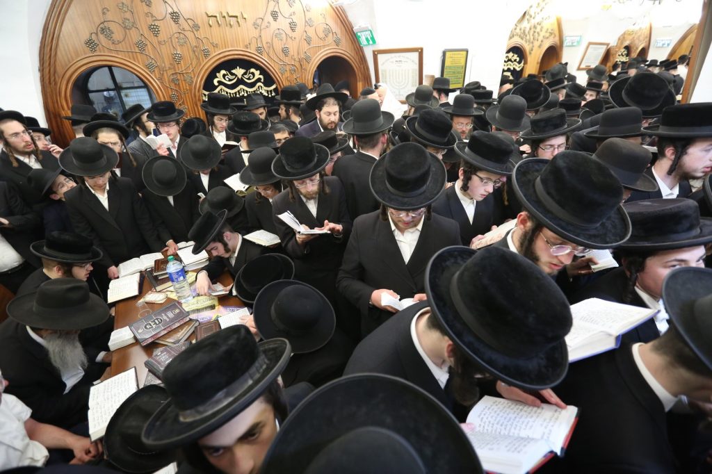 קהילת הפרושים מתפללים במערת רשבי במירון