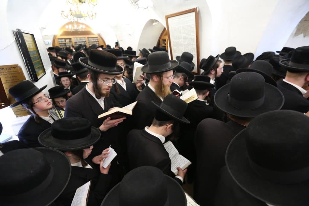 קהילת הפרושים מתפללים במערת רשבי במירון