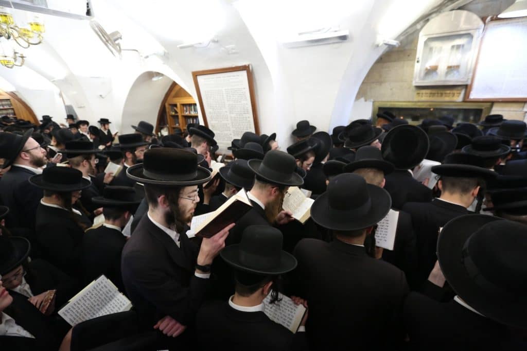 קהילת הפרושים מתפללים במערת רשבי במירון