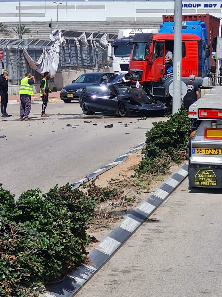 צפו: רכב יוקרה נפגע בתאונת דרכים - הנהג נפצע קשה