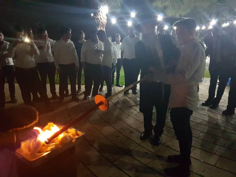 מיוחד לגולשי "המחדש": ההדלקה של בני הישיבות עם הגר"א בירנצוויג • שידור חי: