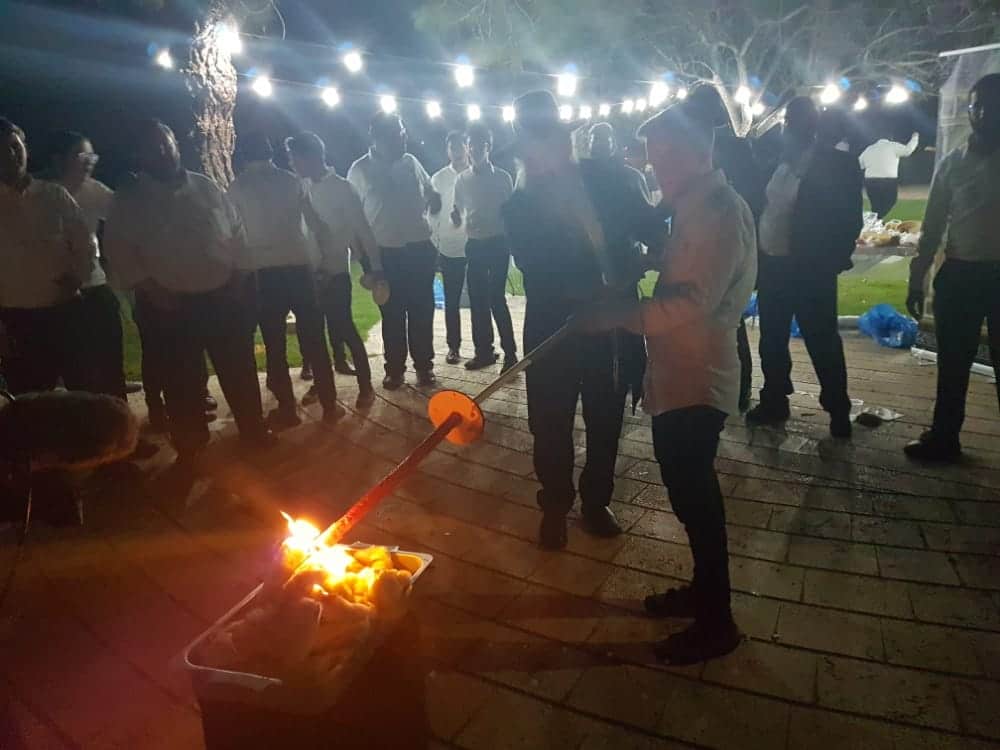 מיוחד לגולשי "המחדש": ההדלקה של בני הישיבות עם הגר"א בירנצוויג • שידור חי: