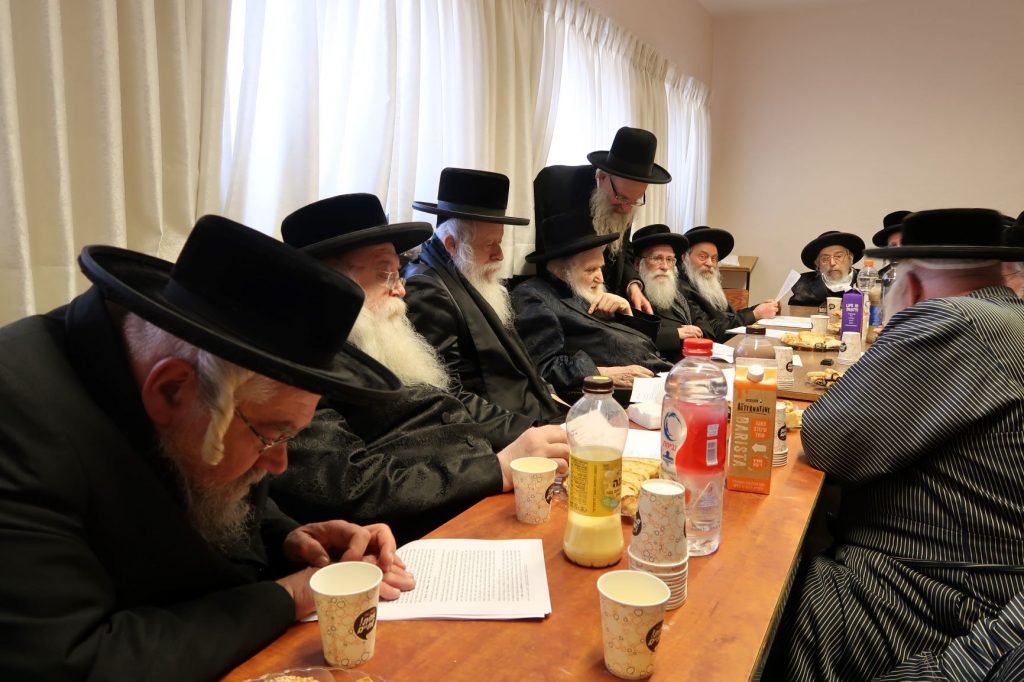 לאחר שנה שלא התכנסו חברי בד"ץ העדה התכנסו בהרכב מלא • גלריה