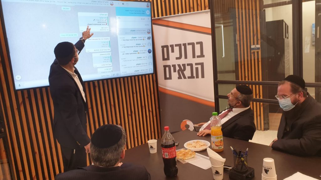 "ממש מקנא בכם" • מה גרם לשר הדתות להזיל דמעה בעיצומו של הביקור? צפו