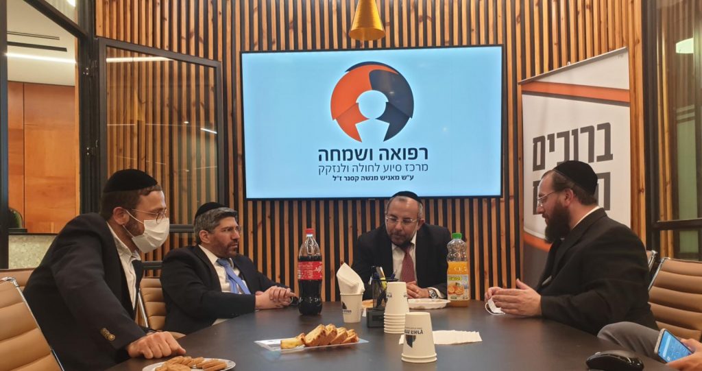 "ממש מקנא בכם" • מה גרם לשר הדתות להזיל דמעה בעיצומו של הביקור? צפו