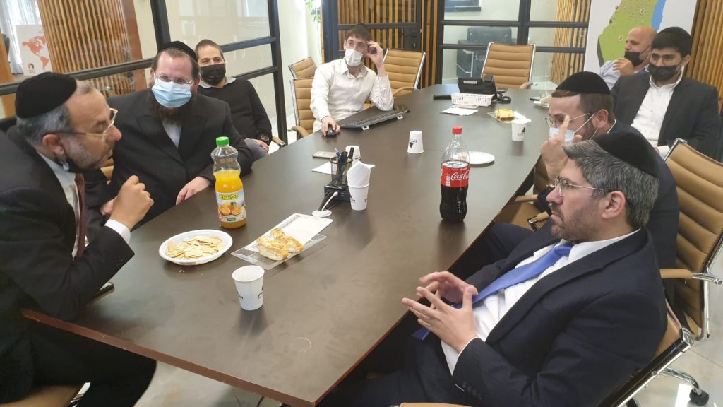 "ממש מקנא בכם" • מה גרם לשר הדתות להזיל דמעה בעיצומו של הביקור? צפו