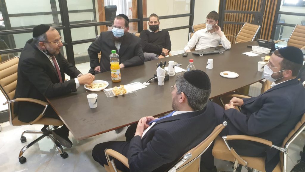 "ממש מקנא בכם" • מה גרם לשר הדתות להזיל דמעה בעיצומו של הביקור? צפו