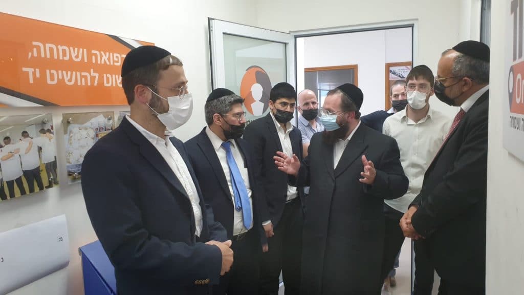 "ממש מקנא בכם" • מה גרם לשר הדתות להזיל דמעה בעיצומו של הביקור? צפו