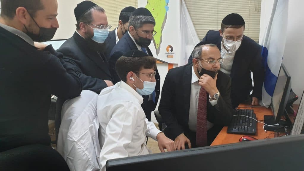 "ממש מקנא בכם" • מה גרם לשר הדתות להזיל דמעה בעיצומו של הביקור? צפו