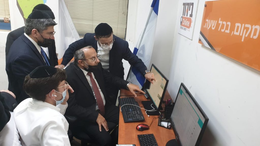 "ממש מקנא בכם" • מה גרם לשר הדתות להזיל דמעה בעיצומו של הביקור? צפו