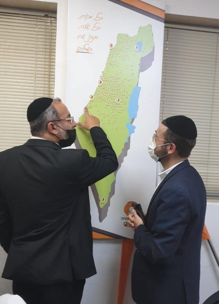 "ממש מקנא בכם" • מה גרם לשר הדתות להזיל דמעה בעיצומו של הביקור? צפו