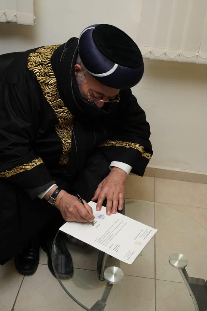 הראשל"צ הגר"י יוסף: ניתן לשלם את הביטוחים המשלימים מכספי מעשרות