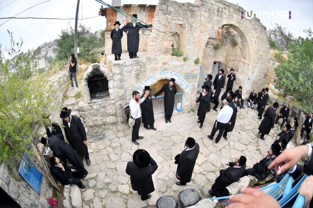 הטיש החסידי הראשון במערת המכפלה • גלריה מרהיבה מ"ועידת הנאמנים" של ויזניץ