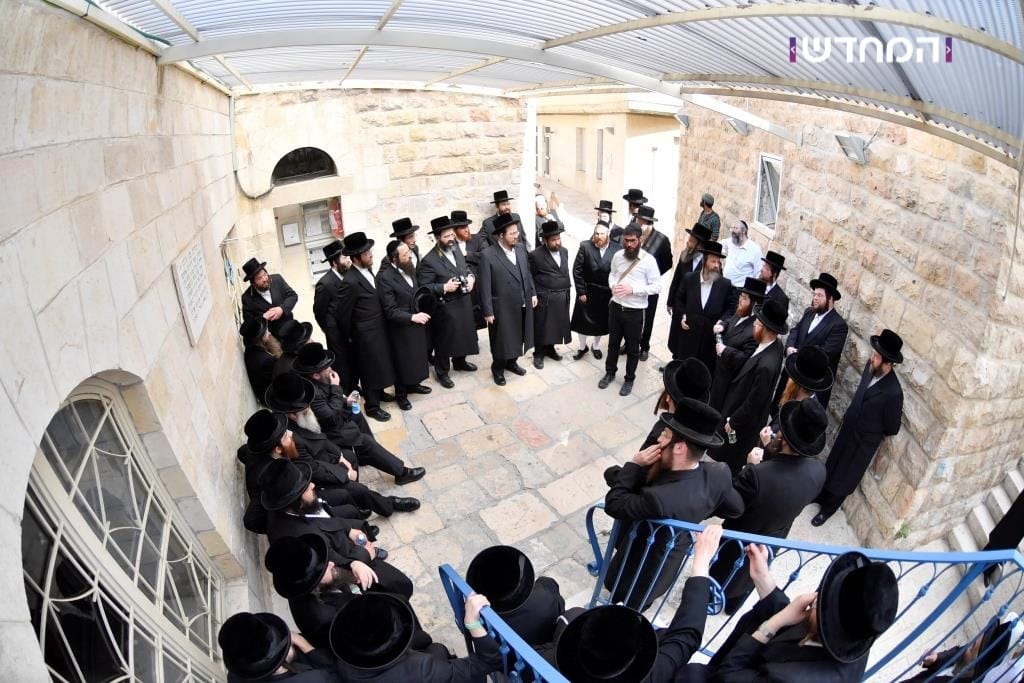 הטיש החסידי הראשון במערת המכפלה • גלריה מרהיבה מ"ועידת הנאמנים" של ויזניץ