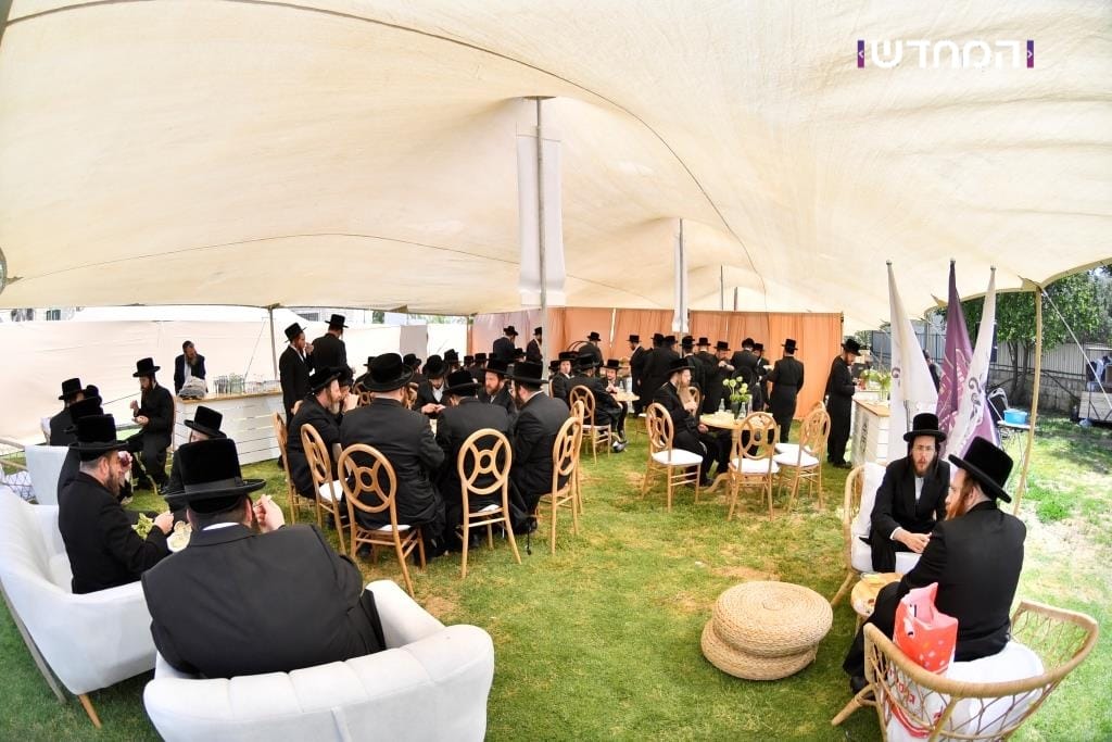 הטיש החסידי הראשון במערת המכפלה • גלריה מרהיבה מ"ועידת הנאמנים" של ויזניץ