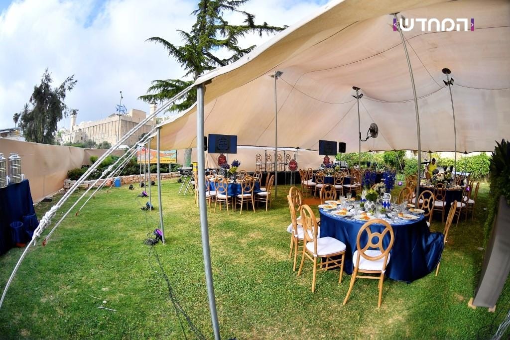 הטיש החסידי הראשון במערת המכפלה • גלריה מרהיבה מ"ועידת הנאמנים" של ויזניץ