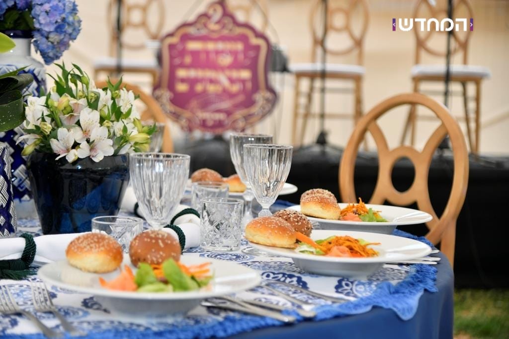 הטיש החסידי הראשון במערת המכפלה • גלריה מרהיבה מ"ועידת הנאמנים" של ויזניץ