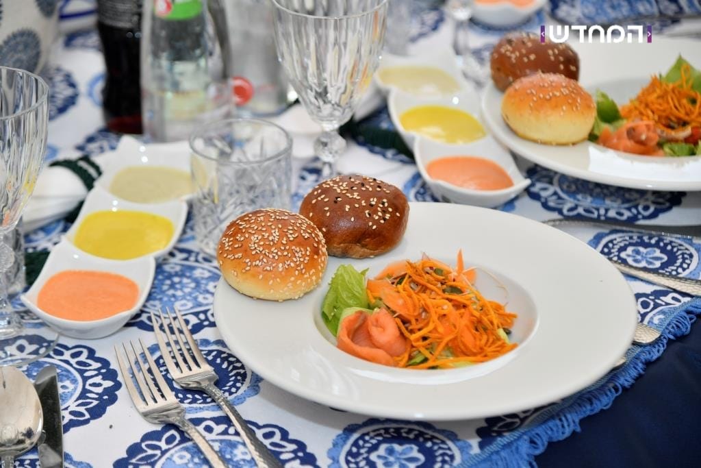 הטיש החסידי הראשון במערת המכפלה • גלריה מרהיבה מ"ועידת הנאמנים" של ויזניץ