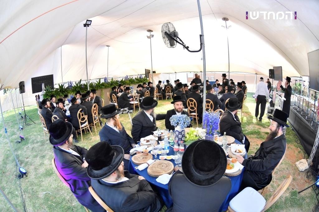 הטיש החסידי הראשון במערת המכפלה • גלריה מרהיבה מ"ועידת הנאמנים" של ויזניץ