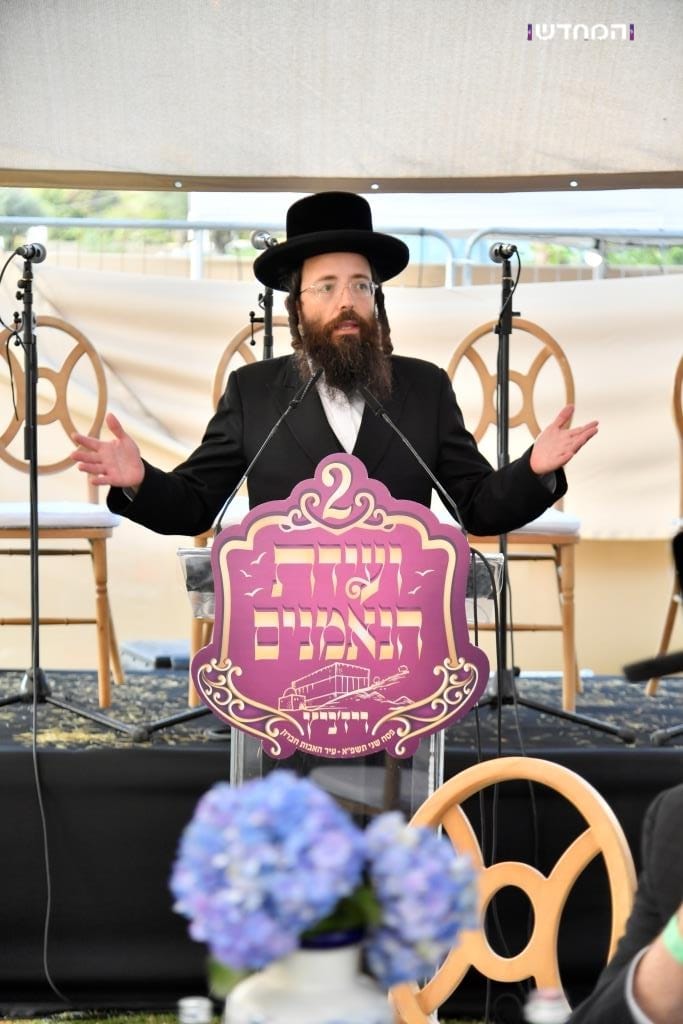 הטיש החסידי הראשון במערת המכפלה • גלריה מרהיבה מ"ועידת הנאמנים" של ויזניץ