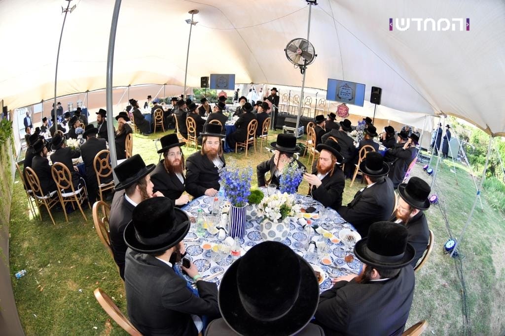 הטיש החסידי הראשון במערת המכפלה • גלריה מרהיבה מ"ועידת הנאמנים" של ויזניץ