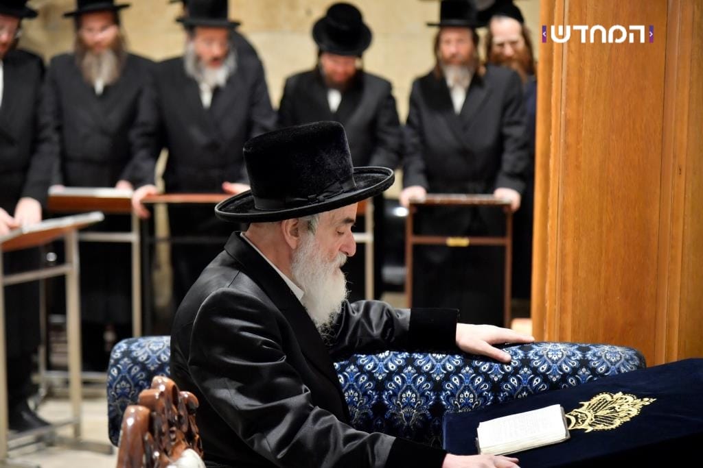 הטיש החסידי הראשון במערת המכפלה • גלריה מרהיבה מ"ועידת הנאמנים" של ויזניץ