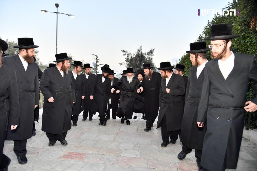 הטיש החסידי הראשון במערת המכפלה • גלריה מרהיבה מ"ועידת הנאמנים" של ויזניץ