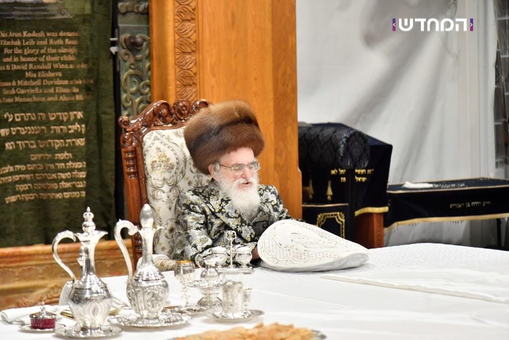 הטיש החסידי הראשון במערת המכפלה • גלריה מרהיבה מ"ועידת הנאמנים" של ויזניץ