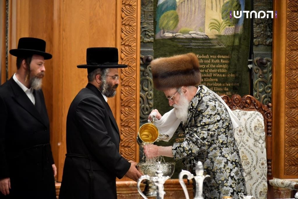 הטיש החסידי הראשון במערת המכפלה • גלריה מרהיבה מ"ועידת הנאמנים" של ויזניץ