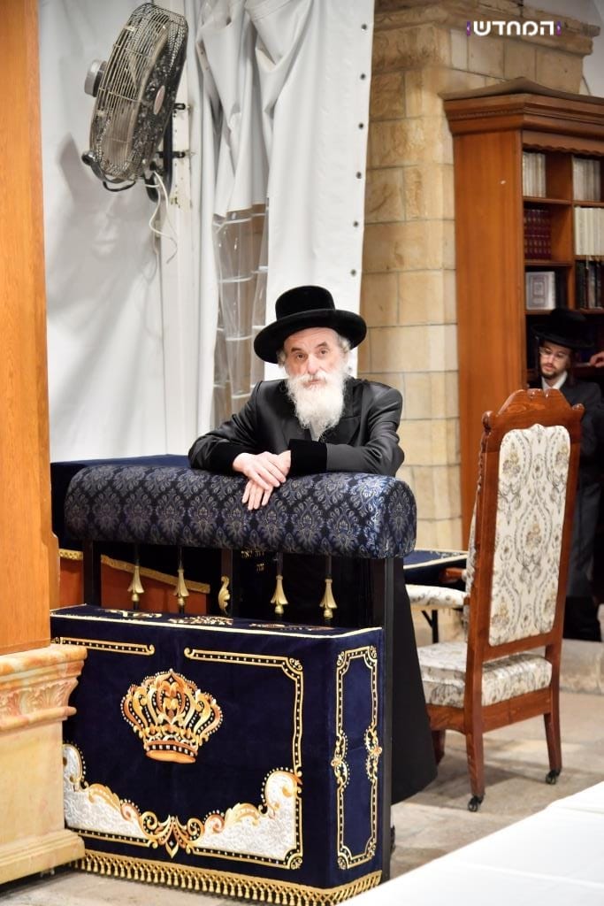 הטיש החסידי הראשון במערת המכפלה • גלריה מרהיבה מ"ועידת הנאמנים" של ויזניץ