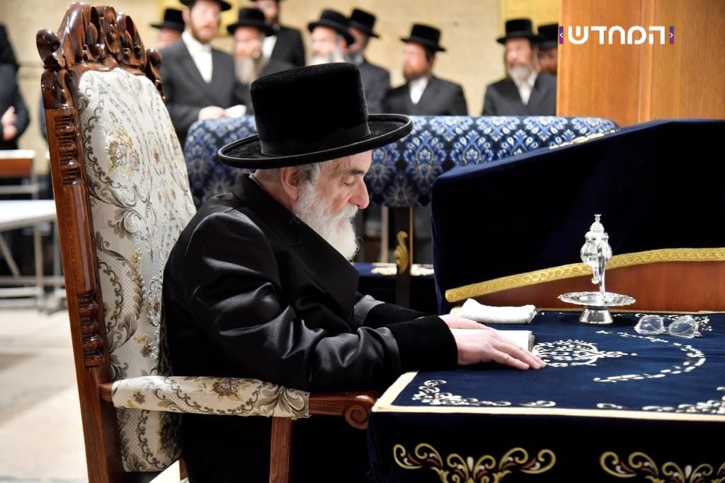 הטיש החסידי הראשון במערת המכפלה • גלריה מרהיבה מ"ועידת הנאמנים" של ויזניץ