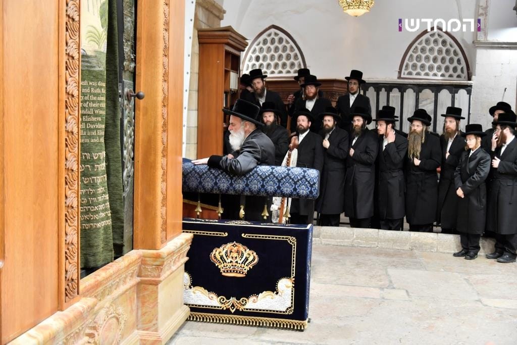 הטיש החסידי הראשון במערת המכפלה • גלריה מרהיבה מ"ועידת הנאמנים" של ויזניץ