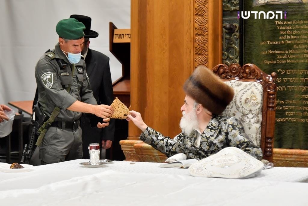 הטיש החסידי הראשון במערת המכפלה • גלריה מרהיבה מ"ועידת הנאמנים" של ויזניץ